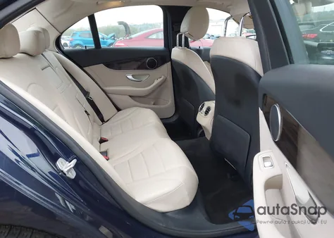 2016 Mercedes-Benz C 300 4Matic z USA, uszkodzony, nr VIN 55SWF4KB8GU114367